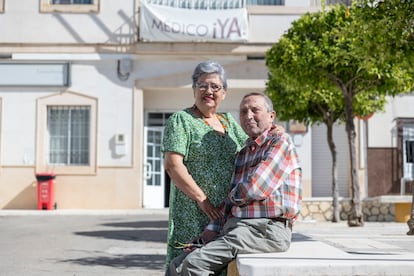 Maria Baena y su marido, Antonio Rodríguez, afectados por los graves retrasos de la sanidad, este jueves frente al ambulatorio de Gilena, cerca de Osuna.