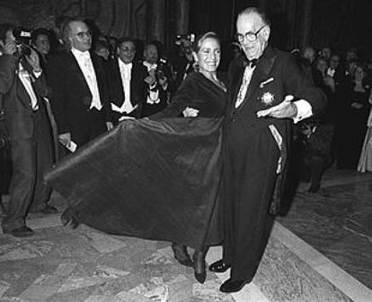 Camilo José Cela baila con Marina Castaño en Estocolmo, en 1989, cuando recibió el Premio Nobel de Literatura.