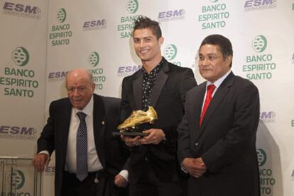 Cristiano, con el galardón, junto a Eusébio y Di Stéfano.