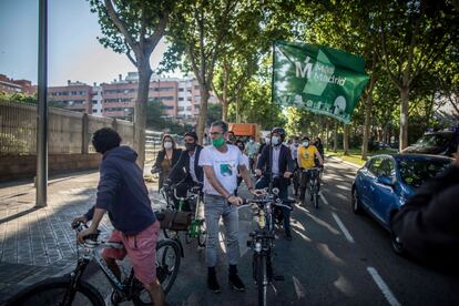 El grupo de diputados de Más Madrid, durante su recorrido en bicicleta hasta la Asamblea.