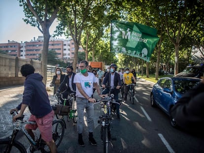 El grupo de diputados de Más Madrid, durante su recorrido en bicicleta hasta la Asamblea.