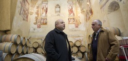El empresario Francisco Retamero, en su bodega de Ronda, acompañado de José Luis Aguilera.
