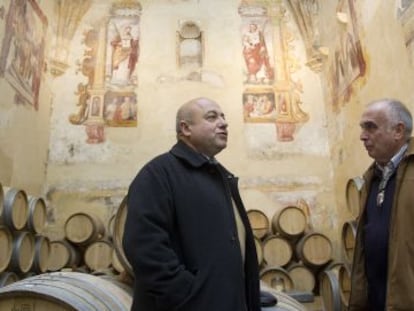 El empresario Francisco Retamero, en su bodega de Ronda, acompa&ntilde;ado de Jos&eacute; Luis Aguilera. 