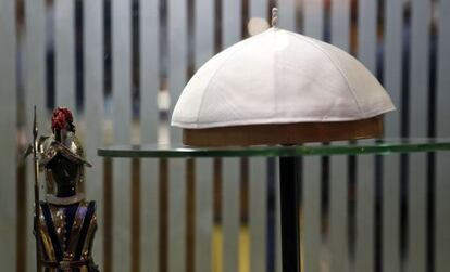 Un solideo blanco en el escaparate de la sastrer&iacute;a papal.