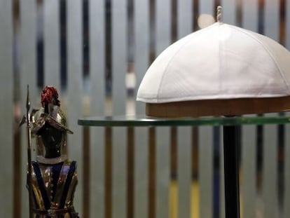 Un solideo blanco en el escaparate de la sastrería papal.