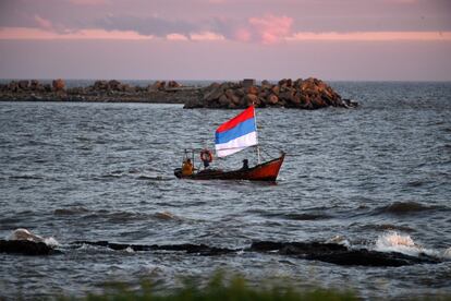 Partidarios del partido Frente Amplio Progresista navegan en un barco durante un mitin de cierre de campaña en Montevideo (Uruguay), antes de las elecciones generales del 27 de octubre.