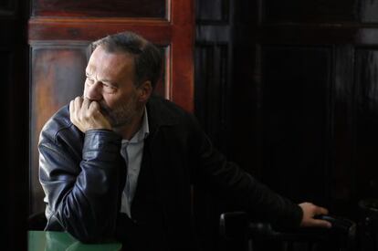 El exconselleiro de Cultura, Roberto Varela, en un café de la ciudad vieja de Santiago.