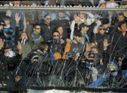 Hinchas del Atalanta rompen el cristal de una valla.