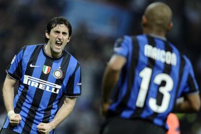 Diego Milito y Maicon celebran el gol del brasileño, el segundo del Inter.