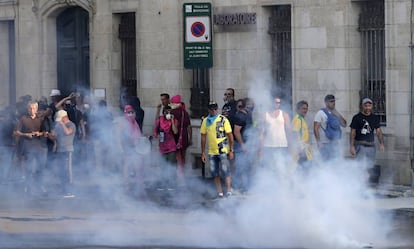 La polic&iacute;a usa gases lacrim&oacute;genos durante las protestas de Bayona.