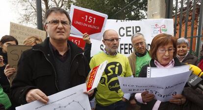 Protesta de Escola Valenciana ante un colegio de Valencia por la supresi&oacute;n de unidades de ense&ntilde;anza en valenciano.