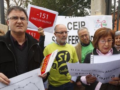 Protesta de Escola Valenciana ante un colegio de Valencia por la supresi&oacute;n de unidades de ense&ntilde;anza en valenciano.