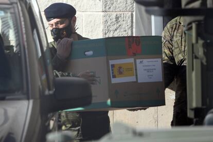 Militares trasladan una de las cajas destinadas a Melilla. Las Fuerzas Armadas transportarán este sábado por aire la vacuna de la covid-19 desde la base de Getafe (Madrid) hasta Baleares, Canarias, Ceuta y Melilla, de manera que las dosis lleguen a esos lugares a tiempo para que mañana comiencen a administrarse en toda España.