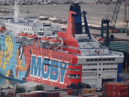 Barco amarrado en el puerto para alojar a polic&iacute;as.