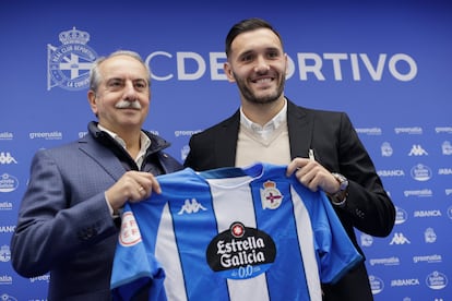 Lucas Pérez, junto al presidente del Deportivo, Antonio Couceiro, este martes durante su presentación como nuevo jugador del equipo coruñés.