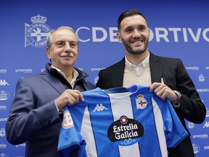 Lucas Pérez, junto al presidente del Deportivo, Antonio Couceiro, este martes durante su presentación como nuevo jugador del equipo coruñés.