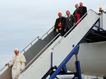El Papa desciende del avión en Australia. Tras él, el secretario de Estado vaticano, Tarcisio Bertone.