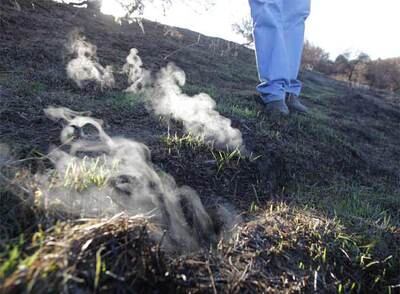 Fumarolas producto de fuego de turba junto al Parque Nacional de las Tablas de Daimiel, en Ciudad Real.