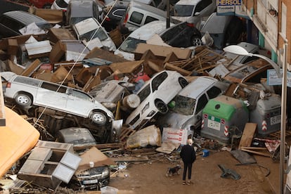 Vehículos amontonados en una calle de Picaña, Valencia, tras las intensas lluvias de la fuerte dana.