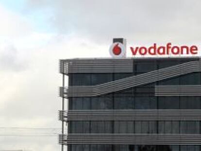 Logotipo de Vodafone en su sede de Madrid.