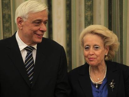 La primera ministra interina, Vasiliki Zanu, y el presidente del país, Prokopis Pavlópulos asisten al juramento del nuevo gabinete de gobierno.