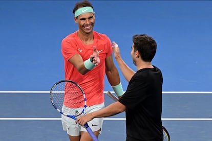 Nadal (a la izquierda) le da la mano a su compañero López tras perder el partido de dobres contra los australianos Max Purcell y Jordan Thompson en el Brisbane (Australia).