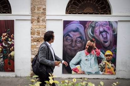 Kichi contempla una imagen de 'el Lobe' que cuelga en el exterior de la Plaza de Abastos de Cádiz.