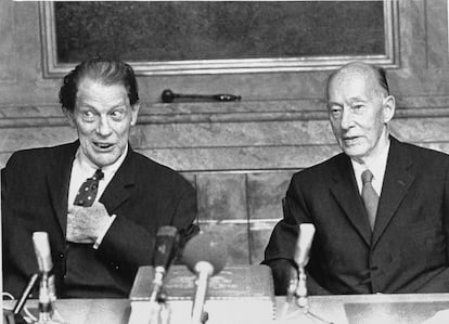 Los autores suecos Harry Martinson (a la izquierda) y Eyvind Johnson (a la derecha), galardonados con el Nobel en 1974, en una rueda de prensa. Afectado por la polémica que siguió a la concesión del premio, el primero se suicidó cuatro años más tarde.