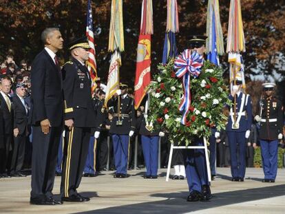 El presidente de Estados Unidos, Barack Obama, rinde homenaje a los veteranos de guerra en el cementerio de Arlington (Virgina).