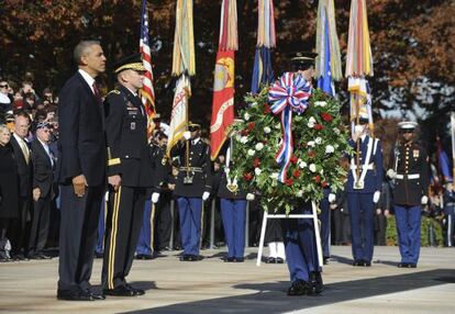 El presidente de Estados Unidos, Barack Obama, rinde homenaje a los veteranos de guerra en el cementerio de Arlington (Virgina).