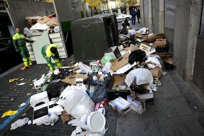 Dos operarios recogen basura en el barrio de Malasaña, en Madrid, tras la reciente huelga.