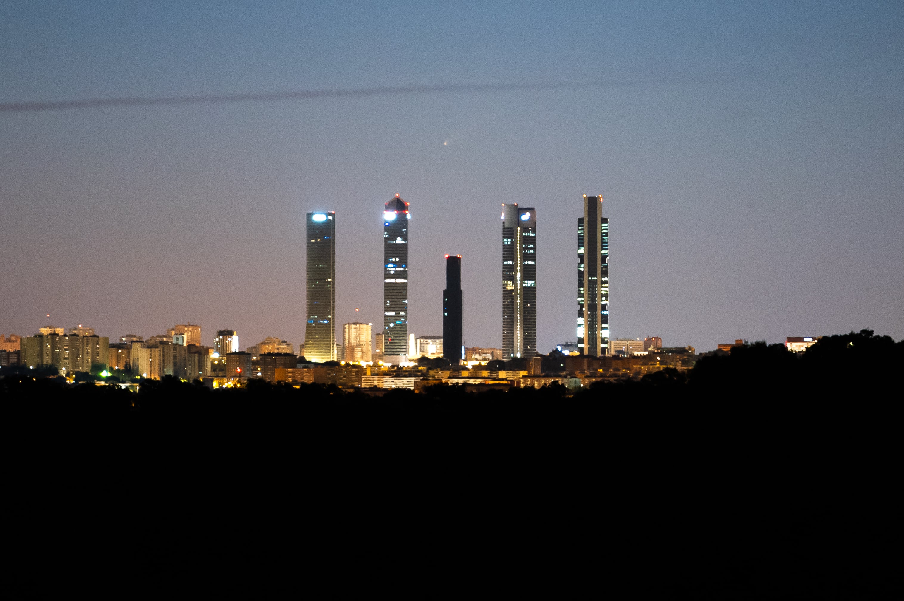 El cometa C/2023 A3 (TsuchinshanATLAS) apodado también "el cometa del siglo"  cruzando el cielo sobre las Cuatro Torres de Madrid el pasado 28 de septiembre