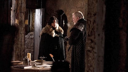 En el Muro nada es como Jon pensaba que iba a ser. Al venir de una familia noble y estar bien preparado para luchar, es envididado y odiado. Jon tiene que hacerse respetar (enseña a un grupo de guardias a pelear). Cuando se entera de la muerta de Ned Stark, a Jon le preguntan qué se siente al ser un bastardo de un traidor. Jon reacciona de forma violenta y es confinado por el comandante Mormont. Pero al final, Jon salva a Mormont del ataque de un caminante blanco y este acaba por regalarle una espada, Garra, de acero valirio. Gracias a esta espada Jon descubrirá más adelante que con ese tipo de acero se pueden matar a los caminantes blancos.