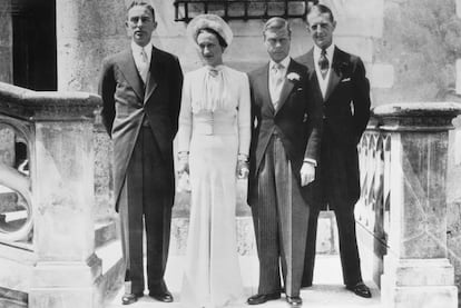 Wallis Simpson e o Duque de Windsor no dia do seu casamento no castelo de Candé em junho de 1937. À esquerda do casal, Herman Rogers e, à direita, E. D. Metcalf
