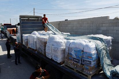 Un camión cruzaba la frontera en Rafah, este sábado.