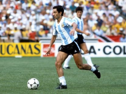 Ardiles, en un partido con la selecci&oacute;n argentina.