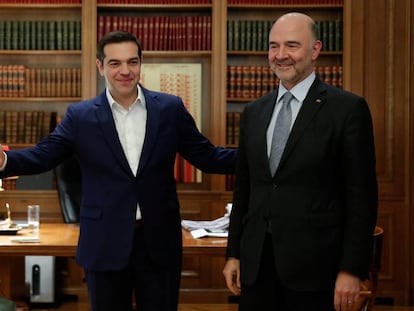 El primer ministro griego, Alexis Tsipras (izquierda), da la bienvenida al comisario europeo Pierre Moscovici en Atenas.