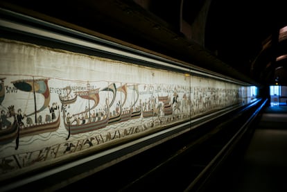 El Tapiz de Bayeux en el museo que lo alberga, en la ciudad francesa que lleva su nombre.
