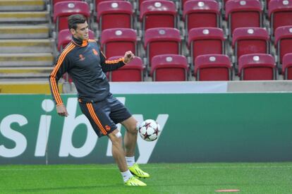 El jugador galés del Real Madrid Gareth Bale controla el balón durante un entrenamiento. El flamante fichaje del equipo madridista podría debutar en la primera jornada de la Liga de Campeones con el conjunto español después de haberlo hecho en Liga con gol incluido ante el Villareal. La expedición blanca ya está en Turquía para medirse al Galatasaray.