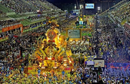 Vista general del sambódromo durante el desfile de la escuela Paraiso do Tuiuti en el sambódromo de Río de Janeiro (Brasil), el 12 de febrero de 2018.