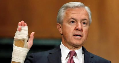 John Stumpf testifica ante una comisi&oacute;n parlamentaria en Washington.