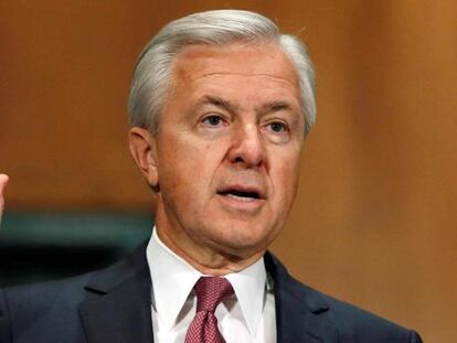 John Stumpf testifica ante una comisi&oacute;n parlamentaria en Washington.