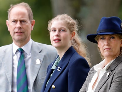 Luisa Windsor junto a sus padres, el príncipe Eduardo y Sofía, condes de Wessex, el pasado julio.