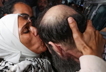 Una mujer besa la frente de unos de los prisioneros liberados, en Jan Yunis.