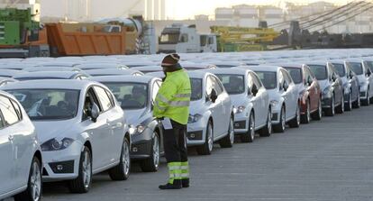 Un operario controla el embarque de coches para exportaci&oacute;n. 