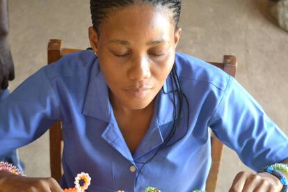 Beauty, joven invidente que aprende manualidades en el Rehabilitation Centre de Accra, Ghana. “Cuando empecé a dejar de ver estaba en el colegio. Tardé cinco años en quedarme ciega completamente”, dice.