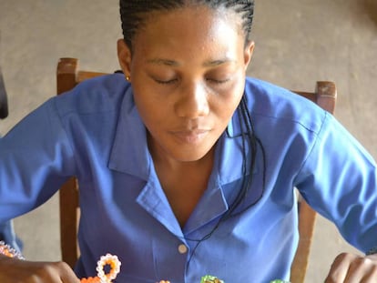 Beauty, joven invidente que aprende manualidades en el Rehabilitation Centre de Accra, Ghana. “Cuando empecé a dejar de ver estaba en el colegio. Tardé cinco años en quedarme ciega completamente”, dice.