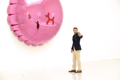 Jordi Labanda no se esconde, lo último que quiere es que alguien le regale una réplica pocket de una escultura de Jeff Koons y huye del arte súper vanguardista que no es más que arte decorativo. En la imagen, David Beckham visita la exposición de Jeff Koons 'Lost in America' a finales de 2021 en Qatar.