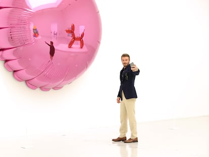Jordi Labanda no se esconde, lo último que quiere es que alguien le regale una réplica pocket de una escultura de Jeff Koons y huye del arte súper vanguardista que no es más que arte decorativo. En la imagen, David Beckham visita la exposición de Jeff Koons 'Lost in America' a finales de 2021 en Qatar.