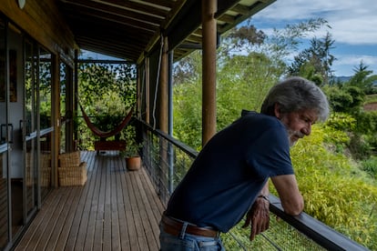 El escritor Antioqueño Tomás González, en su casa en en El Peñol, Antioquia, Colombia, en 2022.